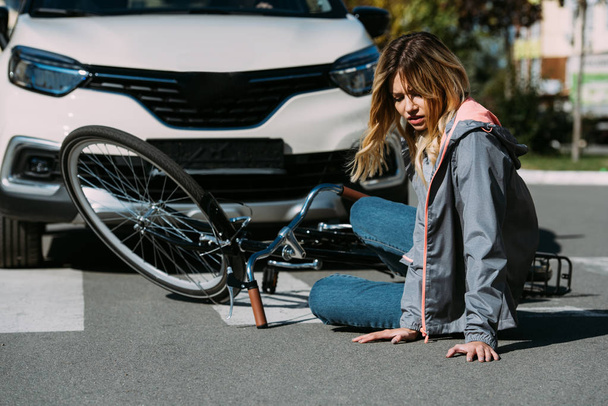 Młoda kobieta kosić przez samochód na drodze, concept car wypadek - Zdjęcie, obraz