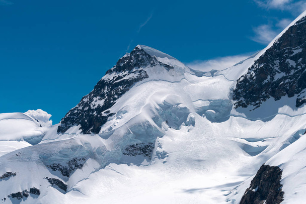 Spektakuläre Aussicht auf den Bergdschungel und die Viertausender der Berner Alpen von der Spitze des europäischen Sphinx-Observatoriums (3.454 Meter), Schweiz - Foto, Bild