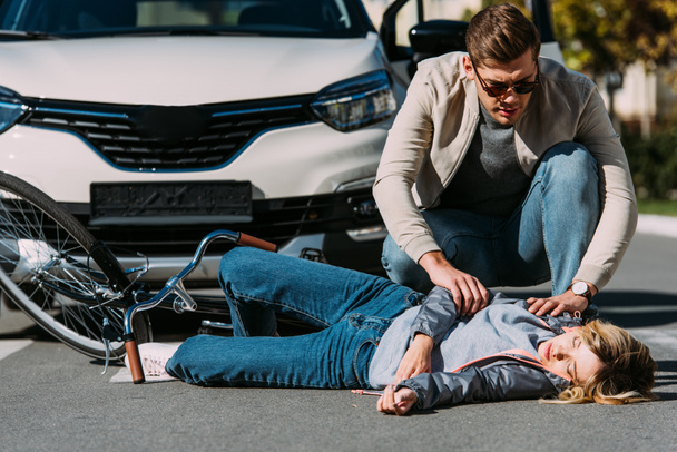 若い女性が道路で、自動車事故のコンセプト車のドライバーによってなぎ倒さ - 写真・画像