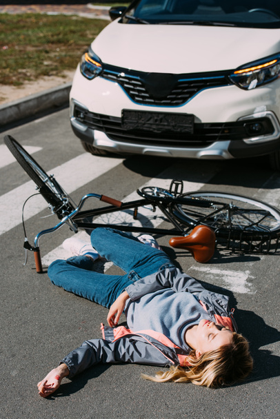 jeune femme se faucher en voiture tout en conduisant un vélo sur la route, concept d'accident de voiture
 - Photo, image