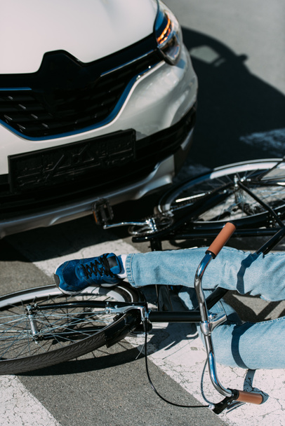 częściowy widok rider rowerów mężczyzna potrącony przez samochód na drodze, concept car wypadek - Zdjęcie, obraz