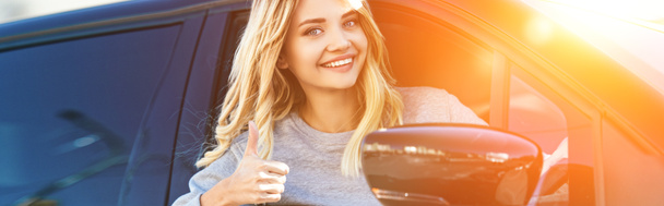 sarışın kadın gösteren başparmak yukarı sürüş sırasında gülümseyen portresi araba - Fotoğraf, Görsel