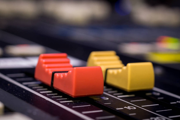 Czerwone i żółte Professional Audio mieszanie konsoli tłumików, Selektywny fokus - Zdjęcie, obraz