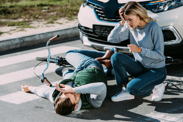 nézte döbbenten fiatal nő sérült kerékpáros feküdt a kerékpár, autó baleset  - Fotó, kép