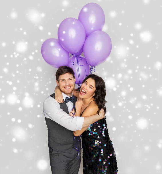 happy couple with ultra violet balloons at party - Φωτογραφία, εικόνα