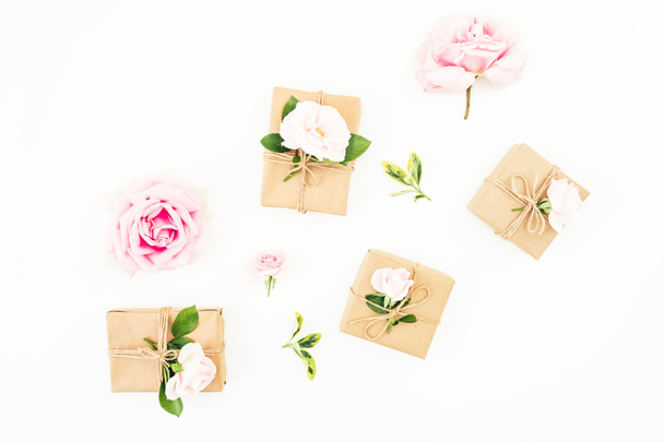 Composición con rosas y regalos sobre fondo blanco. Asiento plano, vista superior. Día de San Valentín
. - Foto, imagen