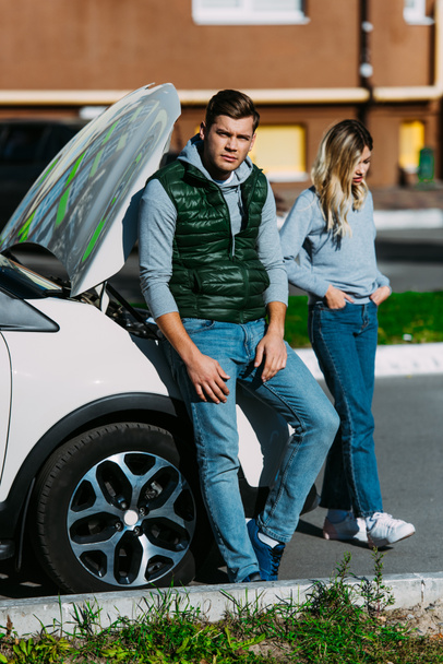 upset young couple near broken car on street  - Foto, Bild