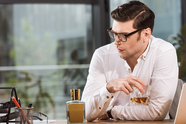 depressziós üzletember pohár whiskey ült munkahelyi irodájában, és keres el - Fotó, kép