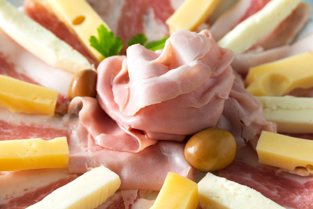 Szeletelt húsok és sajtok - Fotó, kép