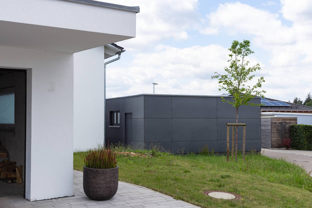 moderno garage nero in strada suburbana nella campagna della Germania meridionale vicino a Stoccarda città
 - Foto, immagini