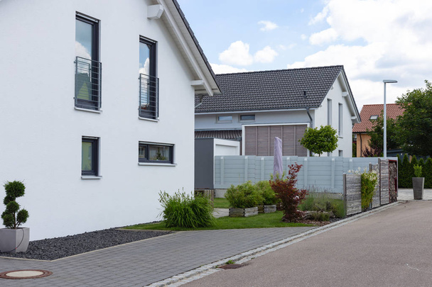 сучасні вхідну площадку та гараж у Південній Німеччині сільській місцевості поблизу міста stuttgart - Фото, зображення