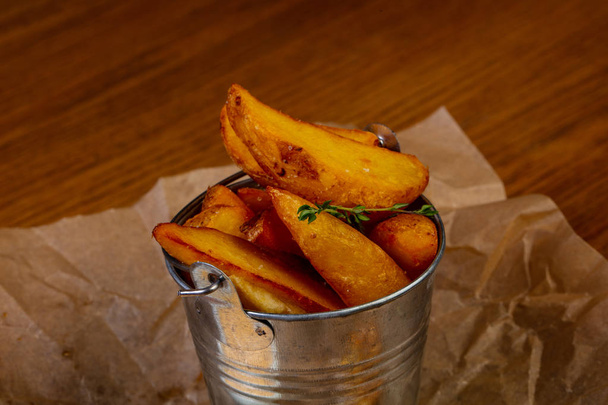 Французька картопля з соусом - Фото, зображення