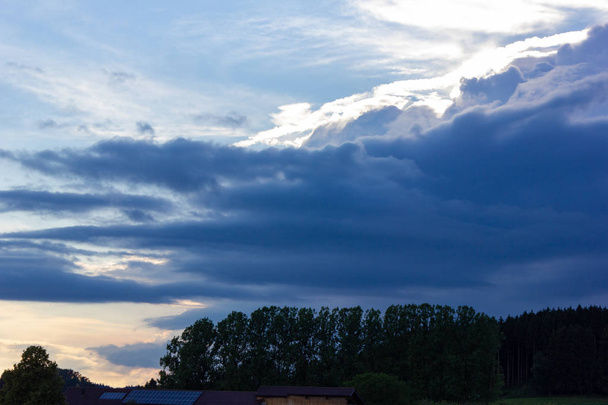 ヴァンゲン イン シティ近く南ドイツのアルゴイの農村部の農地嵐の雲空 - 写真・画像
