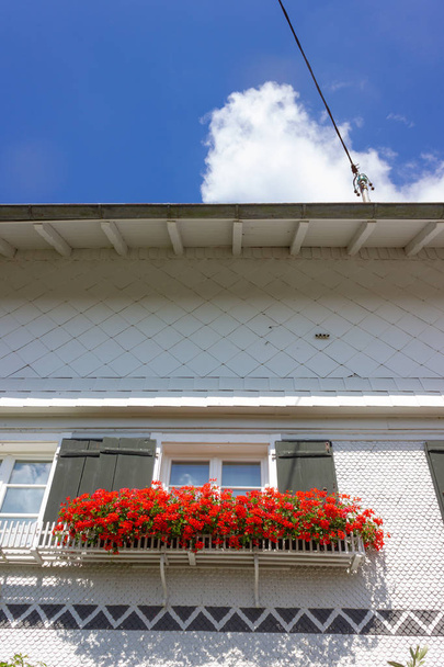 weiße hölzerne Bauernhausfassade und Details im Allgäuer Süddeutschen Stil an einem sonnigen Sommertag - Foto, Bild