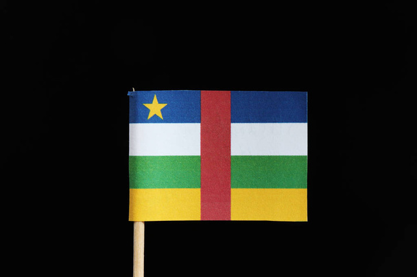 Оригінальний і офіційний прапор Центральноафриканська Республіка на зубочисткою на чорному тлі. Прапор створюється п'яти кольорах, синій, червоний, білий, зелений і жовтий і один білі зірки. - Фото, зображення