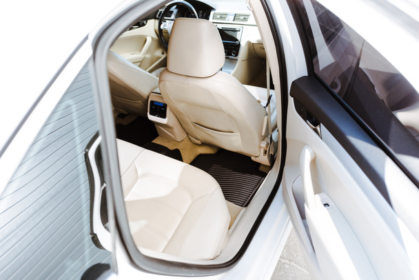 näkymä avoimen oven kautta istuimet uudessa valkoisessa autossa
 - Valokuva, kuva