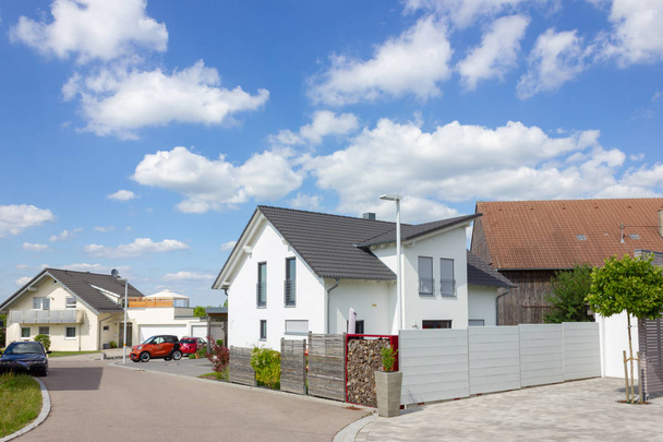Architektura nowoczesny dom na wsi w wiosenny w południowych Niemczech, w pobliżu miasta stuttgart - Zdjęcie, obraz