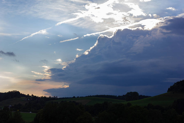 vidéki területek viharfelhők ég a déli Németország allgau közelében város wangen - Fotó, kép