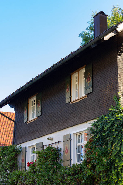 allgaeu bávaro fachada da casa da cidade de madeira na Alemanha do sul noite de verão
 - Foto, Imagem