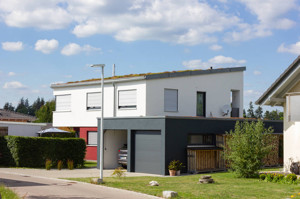 Moderne Hausarchitektur im ländlichen Raum im Frühling in Süddeutschland bei Stuttgart - Foto, Bild
