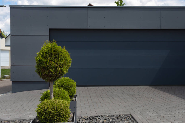 moderno garage nero in strada suburbana nella campagna della Germania meridionale vicino a Stoccarda città
 - Foto, immagini
