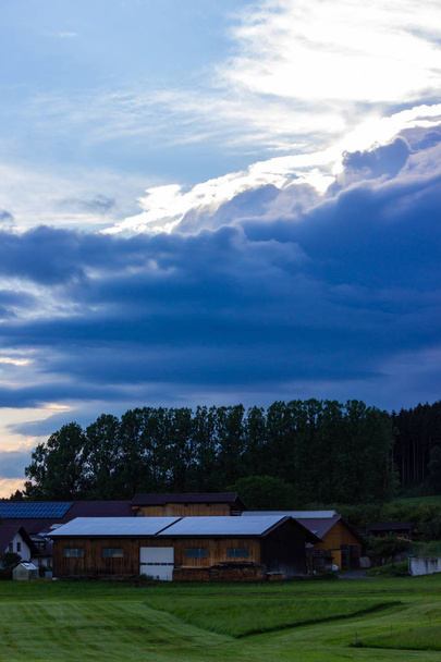 ヴァンゲン イン シティ近く南ドイツのアルゴイの農村部の農地嵐の雲空 - 写真・画像