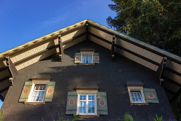 allgaeu bavarian casa de madera fachada en el sur de Alemania noche de verano
 - Foto, imagen