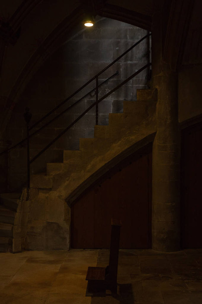 sunak Güney Almanya City stuttgart yakınındaki Katolik kilisesinde bir karanlık yüzü detayları - Fotoğraf, Görsel