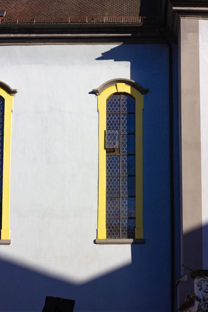 catholich kostel s modrou žlutou fasádu na modré obloze slunečný jarní den v Jižní německé město schwaebisch gmuend poblíž Stuttgartu - Fotografie, Obrázek