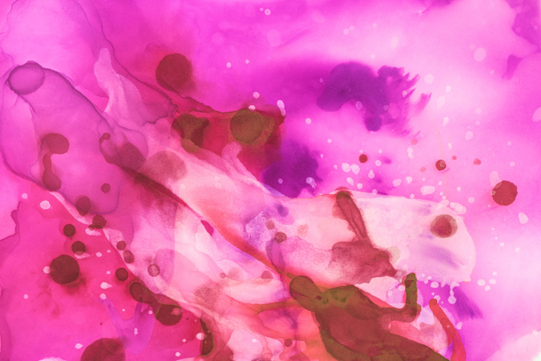 gyönyörű lila és piros kifröccsenésekor alkohol festékek, mint absztrakt háttér - Fotó, kép