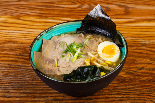 Miso-Ramen-Suppe mit Rindfleisch - Foto, Bild