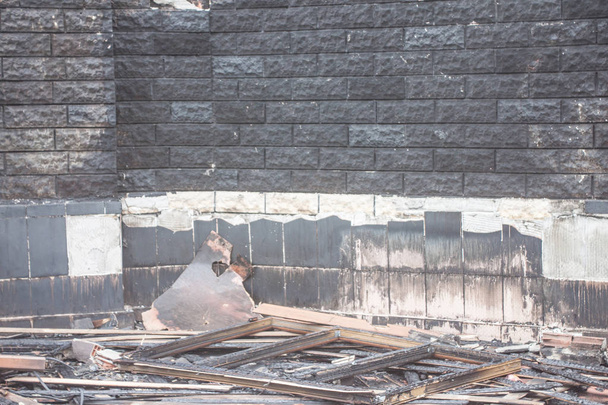 maison brûlée, aucune unité de fond de toit isoler
 - Photo, image