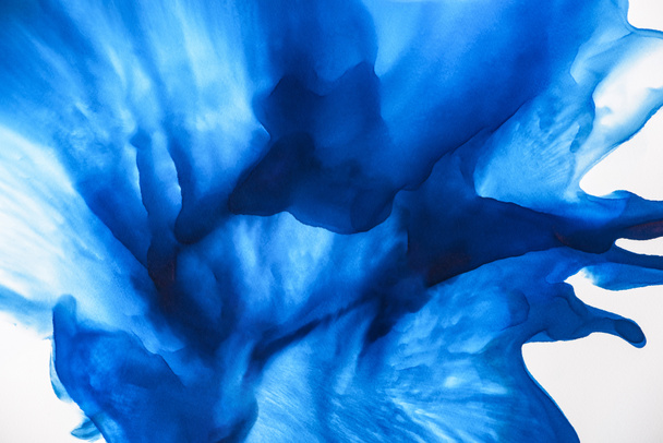 bellissimi spruzzi blu di inchiostro alcool come sfondo astratto
 - Foto, immagini