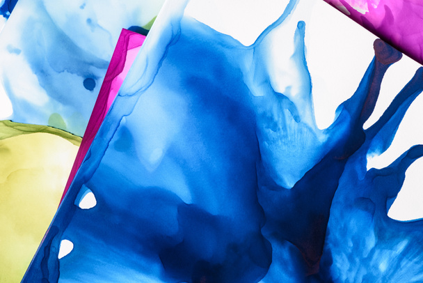 抽象的な背景としてアルコール インクの青と紫の水しぶき - 写真・画像