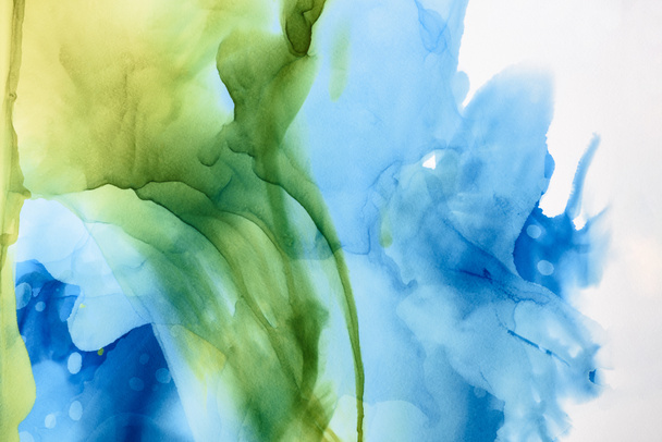 ярко-зеленые и синие брызги алкогольных красок в качестве абстрактного фона
 - Фото, изображение