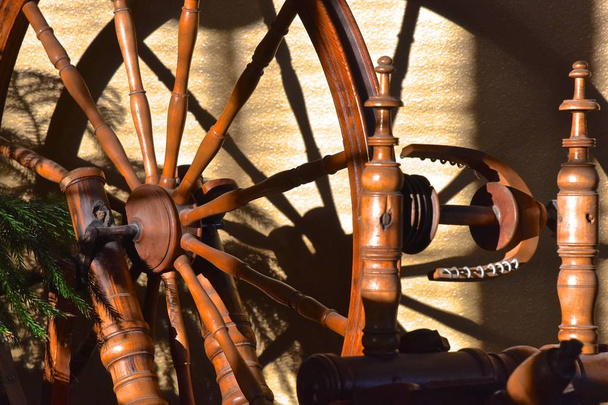 Крупный план очень старого колеса и спицы ручного вращающегося колеса
 - Фото, изображение
