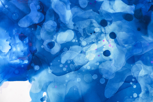 krásné modré texturou šplouchání alkoholu inkoustu jako abstraktní pozadí - Fotografie, Obrázek