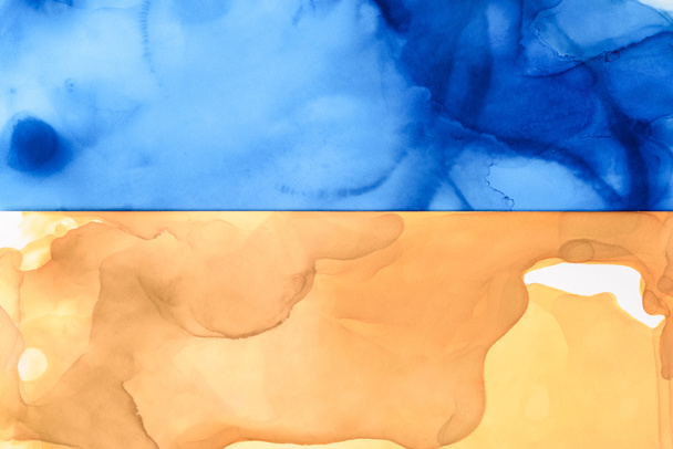 μπλε και κίτρινο παφλασμούς των μελανιών οινοπνεύματος ως αφηρημένο φόντο - Φωτογραφία, εικόνα
