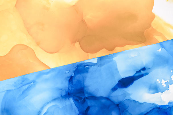 抽象的な背景としてアルコール インクの美しい青と茶色の水しぶき - 写真・画像