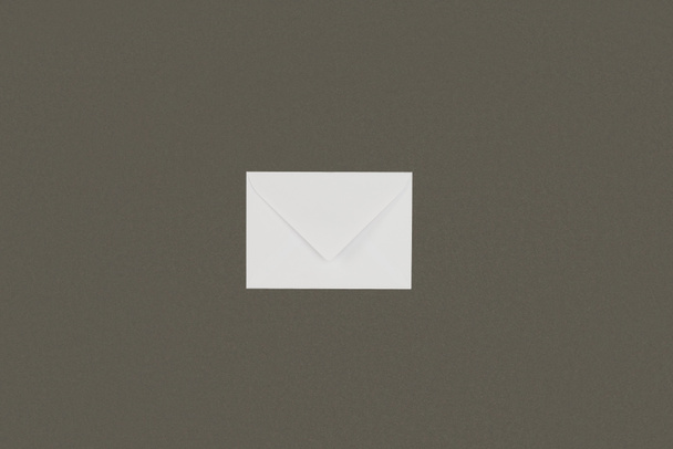 vista superior de una sola letra blanca cerrada aislada sobre fondo gris
 - Foto, Imagen