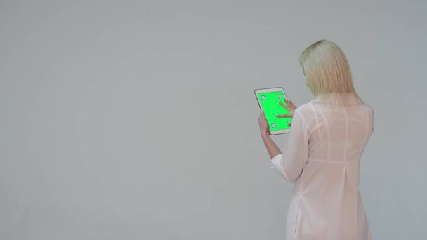 Doctor pressing the green screen of a tablet computer - Zdjęcie, obraz