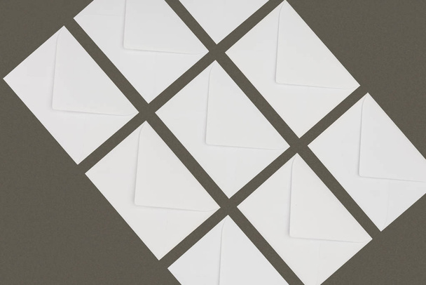 κάτοψη του κλειστού άσπρα γράμματα που απομονώνονται σε γκρι φόντο   - Φωτογραφία, εικόνα