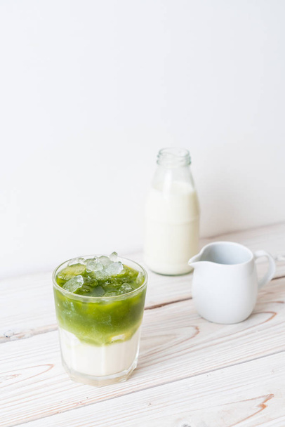iced matcha green tea latte with milk - 写真・画像