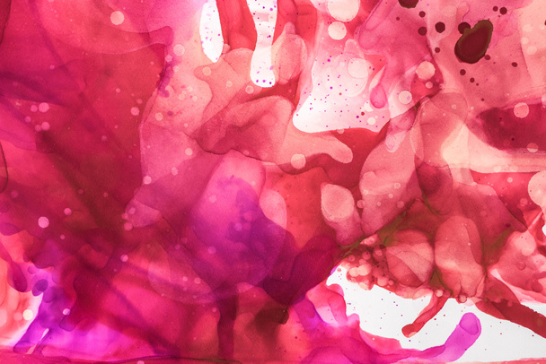 抽象的な背景としてアルコール インクの美しい紫と赤の水しぶき - 写真・画像