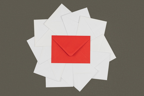 top view of red envelope and white cards isolated on black - Foto, Imagem