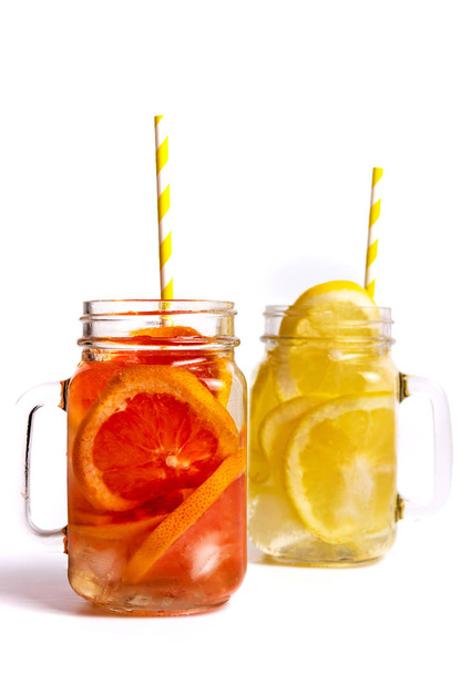 Лимонный и грейпфрутовый коктейли в стакане, изолированном на белом
 - Фото, изображение