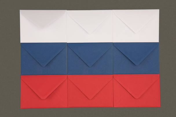 bandiera russa composta da buste bianche, blu e rosse isolate su nero
 - Foto, immagini