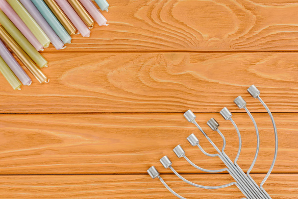 vista dall'alto della menorah tradizionale ebraica e candele colorate su tavolo in legno, concetto di vacanza hannukah
 - Foto, immagini