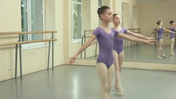 Chicas de ballet practicando elemento de danza en el estudio
. - Imágenes, Vídeo