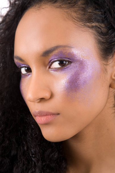Mujer hermosa con maquillaje púrpura pesado en sus ojos y mejillas
 - Foto, Imagen